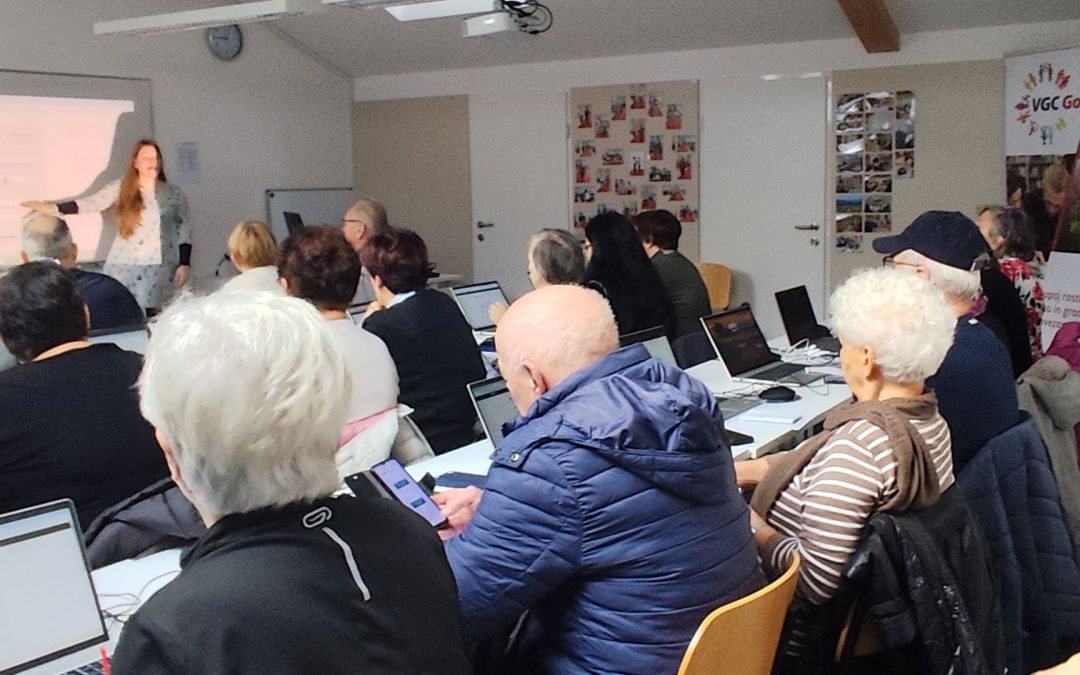 Starejši na Ljudsko univerzo Ajdovščina množično na delavnice za uporabo zVEM