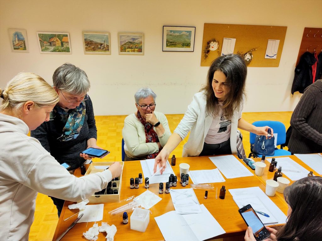 Na sliki ženske ustvarjajo parfum.