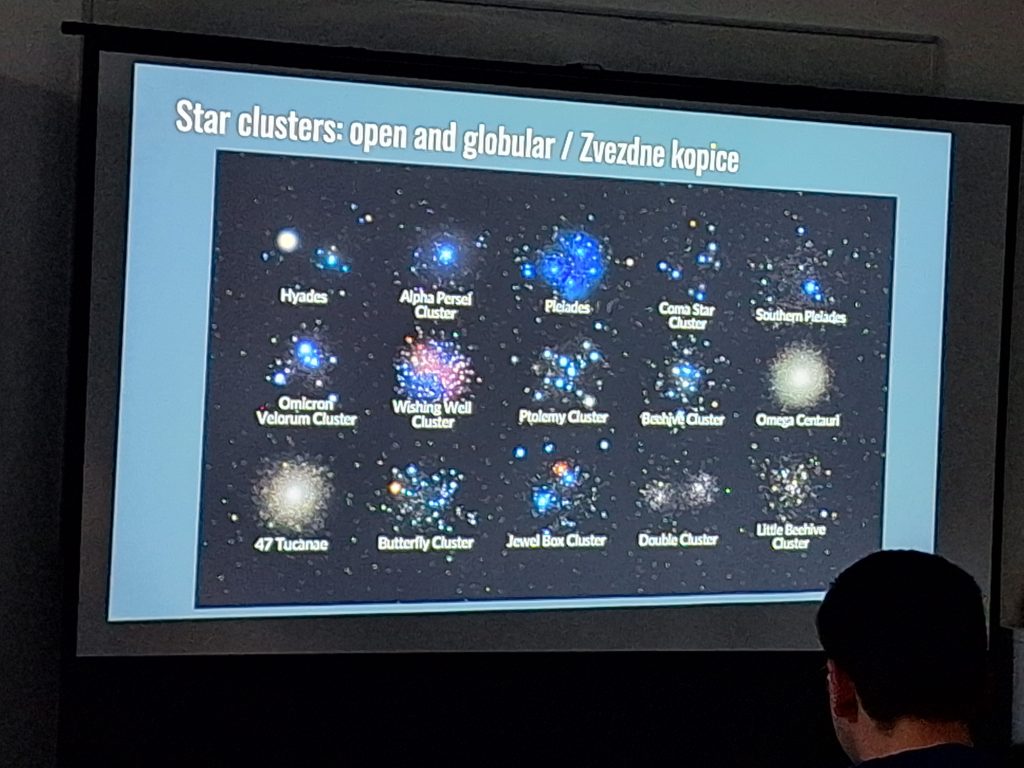 Fotografija diaprojekcije o vesoljnih telesih.