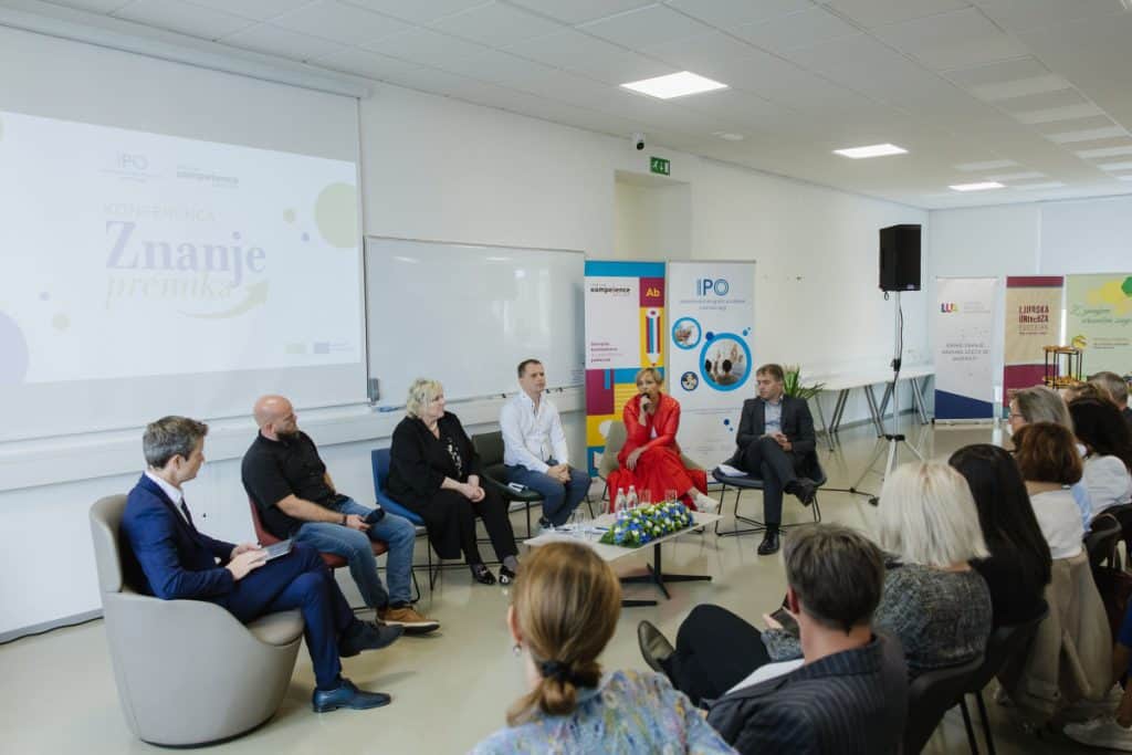 Udeleženci okrogle mize na konferenci
